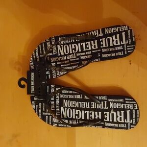 BNWT TRUE RELIGION FLIP FLOPS SIZE 9...BLK/ WHITE